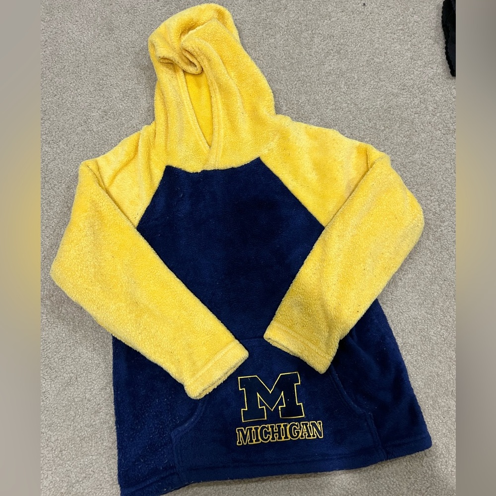 University of Michigan cozy fuzzy sweatshirt size S/M